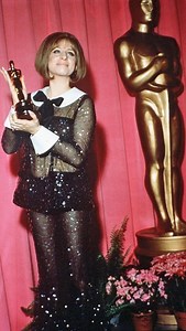 Oscarowy look Barbry Streisand z 1969 – odważny i zaskakująco nowoczesny! 🔎: iconic look, oscars, fashion, moda, ootd, luxury brands, oscar outfit, | Chosenby
