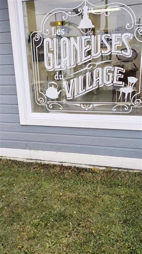 Un nouveau décor se prépare pour Les glaneuses du village 💫 Aujourd’hui, je vous dévoile l’extérieur de notre nouveau chez-nous… mais chuuut 🤫 L’intérieur, ce sera pour bientôt— une belle surprise à venir! 🌸restez à l'écoute ! #lesglaneusesduvillage #nouvelleadresse #vintage #antiquités #aventure#rawdon #villerawdon#boutiquevintage | Les Glaneuses du village - Boutique