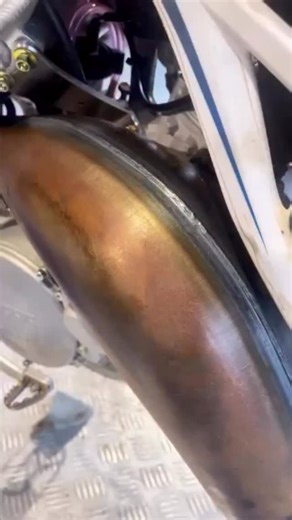 Watch Rust Remover bring this pipe back to life again! 🔥 Say goodbye to rusted pipes and stubborn corrosion, this formula works fast without using hydrochloric acid or bleach, meaning it’s safe on all metal surfaces. 🤝✨ No rider should be putting up with a rusty pipe. Tag someone who needs this in their toolbox! 💪 #rustremover #motorcyclemaintenance #2stroke | Motoverde