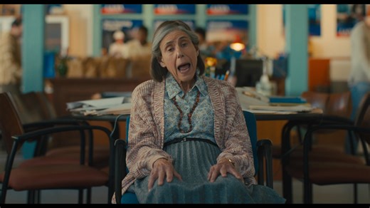 Foroxity Filmarena on Instagram: "Ooit geprobeerd de wereld te redden terwijl je eigen privéleven een totale puinhoop is? 👋 Maak kennis met 𝐄𝐥𝐥𝐚 𝐌𝐜𝐂𝐚𝐲 (gespeeld door de geweldige Emma Mackey). Ze is briljant, heeft de beste bedoelingen en een hart van goud... maar één slechte beslissing en een tikkeltje familietrauma maken het haar niet makkelijk. Want laten we eerlijk zijn: de mensheid redden is simpel, maar je eigen familie overleven? Dat is pas topsport. 🏃‍♀️💨 Check nu de trailer