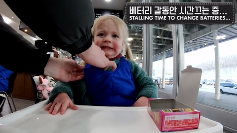 Juno's adorable snack review: Banana milk & choco pie fun!