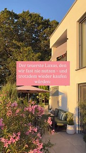 Wir haben Tausende Euro für Raffstores ausgegeben und sie in den Wohnräumen fast nie geschlossen. Ja selbst die Schlafzimmer (Rollo) bleiben offen. Würden wir’s wieder tun? ➡️ Absolut JA! Klingt verrückt? Vielleicht. 😅 Darum lieben wir unsere Raffstores: ☀️ Flexibilität: Lamellen so einstellen, dass die Sonne draußen bleibt, aber es hell bleibt. 😎 Sichtschutz ohne Dunkelheit: Privatsphäre, ohne im Schatten zu sitzen. 🔥 Hitze-Schutz: Blockt Wärme schon VOR der Scheibe – innenliegende Rollos ko