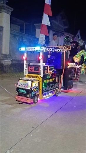 Miniature truck with a really cool roof