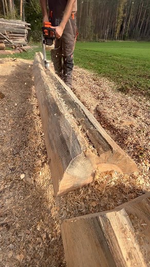 Matthias Grießmeier | Ausarbeiten der Hohlkehle mit der Scheibenfräse #blockbauheld #blockbau #blockbauweise #wiemaneinblockhausbaut #wiebautmaneineblockhütte... | Instagram