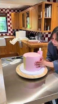 How to add fondant to a cake using the panel method | Cake-maker