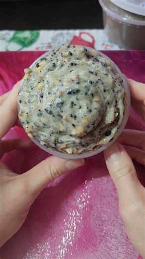 Kate on Instagram: "❓️ of the 📅: Do you like gourmand scents? Yes, as long as they're not cloyingly sweet. Slime: Chocolate Chip Pie (base only) Shop: @sandybroslimes Texture: Milky clear crunch bomb (faux nuts, faux chocolate chips, faux oats, faux crumb pieces) Scent: Hand blended chocolate chip pie Size: 6oz Price: $14.45 🍫 Looks: I love the look of this case. It looks like gooey pie filling with chocolate and nuts and makes me want to take a bite! Milky clear was a great choice for this th