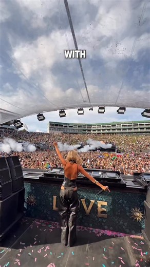 This song is dedicated to all the moments that made us feel like we were Dreaming 💭🩷 It’s such a special song to us, and we hope you all love it too !! | Tigerlily