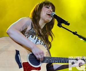 Joanie Benoit de Star Académie se remet d'une opération au genou - Hollywoodpq.com