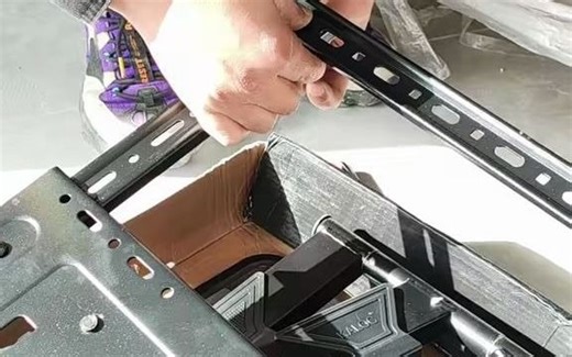 海信85寸电视嵌入式安装，搭配卡洛奇H9伸缩挂架，效果还是很不错的。 .....8cf81