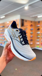 New Mizuno Wave Rider 29 🌊👀 the Wave Rider has long been known for its reliability, and version 29 takes things a step further with a softer, more responsive ride. An updated midsole featuring MIZUNO ENERZY NXT, a nitrogen-infused EVA foam, adds lightweight bounce and cushion without losing the signature Wave Rider feel. Specs & Fit Weight: 265 g 9.3 oz Heel Stack: 38,5 Forefoot Stack: 28,5 Heel-Toe Offset: 10 mm Link in bio 👆📱 @mizunorunningeurope @mizuno.de #mizuno #waverider #29 #run #run