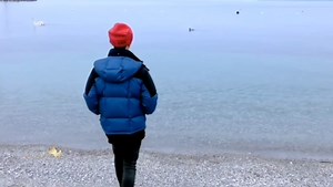 很少有哪一个月，是像五月这样，它总是清晨弥漫着雾，午后如同酷暑，夜风却又常常沁凉的如同山林里的流水。对于太多太多的人来说，这个五月好像是永远都不会过去的