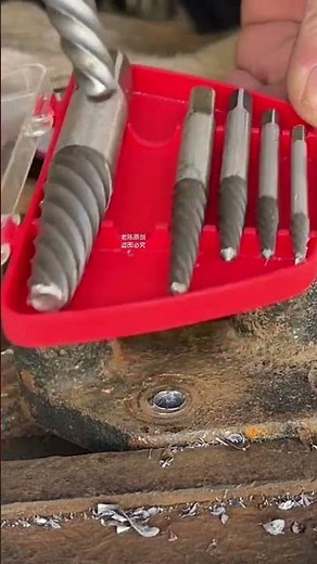 Screw Extractor set remove broken or damaged screws and bolts without damaging surrounding thread