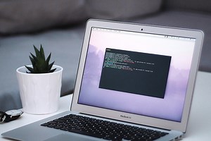Ocho comandos útiles en nuestro Mac: limpieza de archivos de apps, ciclos de carga de la batería y más