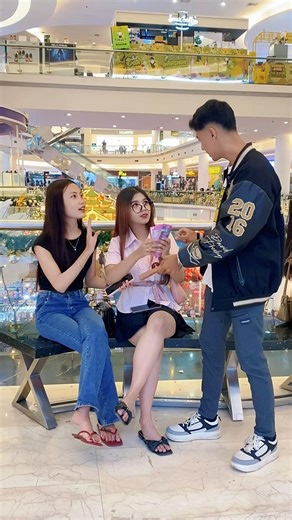 Wallet prank on pretty girl #prank #funny #laugh #comedy #shortvideo