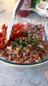 SAVE my high-protein BLT CHICKEN SALAD for the most satisfying low-carb lunch! 🥗💪 Enjoy on rice cakes or in a lettuce wrap! Perfect for your New Year's reset! Your new favorite meal prep! Makes 15 Ingredients: • 3 cups of shredded chicken (see note below) • 3 thick-cut bacon slices • 1 tbsp olive oil • ¾ cup low fat Greek yogurt • 1 tsp lemon juice • ½ tsp dijon mustard • ⅓ cup low-fat milk • ¾ tsp salt • ¼ tsp pepper • ½ tsp onion powder • 1 cup chopped cherry tomatoes • ¼ cup minced red onio