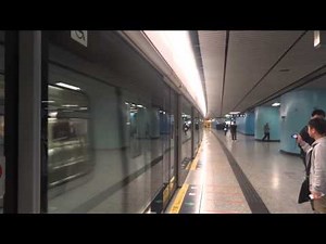 不載客列車 A233-A142 駛經港鐵金鐘站四號月台