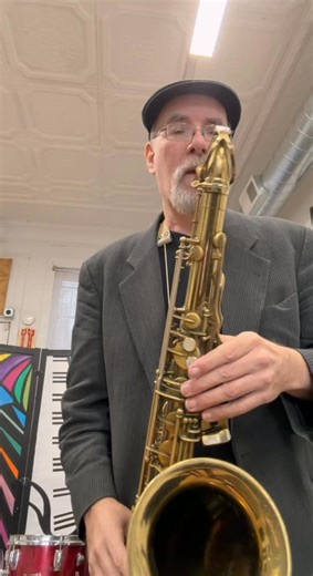 Saxophonist Greg Fishman shows you how to mix a minor triad with a diminished 7th chord. In this video lesson, I demonstrate a small portion of the song in which I first heard this cool partern. It was in Dizzy Gillespie’s tune called “Bebop.” It reminds me of something that I’d hear in a Bach sonata. Very elegant sounding. I put this in a little bit easier key of A minor, alternating with a G sharp diminished chord. This has the effect of going like this: Ami / E7b9 Ami / E7b9. That shape, to m