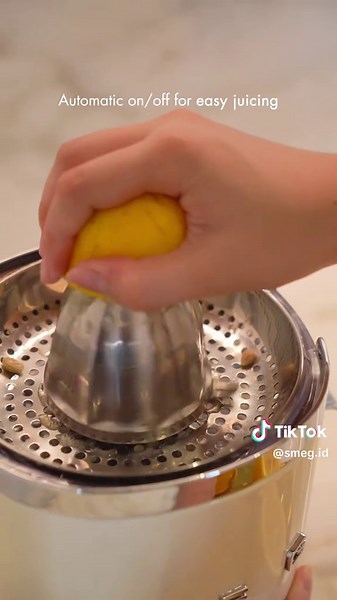 Effortless Fresh Juice with SMEG Citrus Juicer