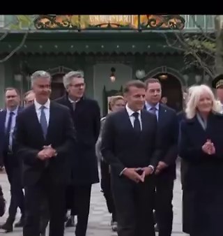 Beaucoup malheureusement ne remarque pas qu'il fait la pyramide mais inversée 😉🐸 comme trump ( l'alliance)🥰🥰 on arrête pas encore une fois de vous le dire!!! C'est un acteur😉😁