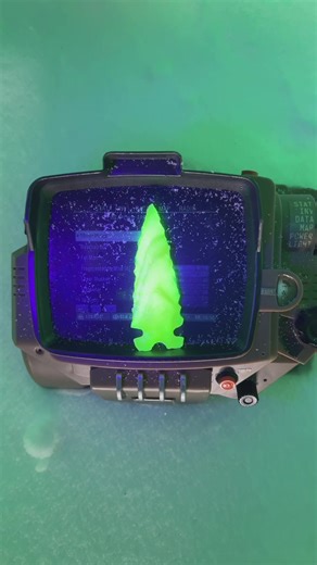 A Uranium Glass dart point made from Burmese Fenton glass. - Mac • • #flintknapping flintknapper flintknappers stoneknapping ancienttools mcleanlithics primitiveskills primitivecrafts neolithic paleolithic outdoors prehistory prehistoric bushcraft bushcraftskills survival survivalskills lithic stoneart stoneage stoneagetools organicartist earthskills projectilepoints experimentalarchaeology arrowhead archery instinctivearchery glass art #Fallout new Vegas fallout season 2 Fallout 4 uranium glass