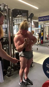 One Arm Cable Curl. Je weiter entfernt dein Stand vom Gerät oder je höher die Rolle, desto größer wird der Widerstand bei gestrecktem Ellbogen und desto kleiner bei gebeugtem (Umgekehrtes gilt bei gegenteiliger Ausführung). ⁣ ⁣ Das resultiert in einer spezifischen Widerstandskurve. Vor allem bei solchen Isolationsübungen ist eine an die Kraftkurve angepasste Widerstandskurve sehr sinnvoll. Im Gegensatz zu Grundübungen können hier nämlich nicht mehrere Gelenke durch Positionsänderungen d