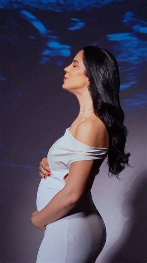 Yubelkis Peralta on Instagram: "ʟᴀ ꜰᴀᴍɪʟɪᴀ ʙᴏɴᴀ ᴘᴇʀᴀʟᴛᴀ ꜱɪɢᴜᴇ ᴄʀᴇᴄɪᴇɴᴅᴏ 🤰🏻✨🙏 Dios vuelve a escribir una historia hermosa en nuestra familia. 👨🏻🤰🏻👧🏻👦🏻👶🏻 Un nuevo latido se suma, una nueva vida que llega para llenar nuestros días de más sonrisas, más fe y más amor. La dulce espera comienza… y nuestro corazón no puede con tanta felicidad 🫶 #BabyBonaPeralta3 JUNIO 2026 👶🏻"