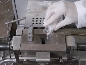 A Facile and Eco-friendly Route to Fabricate PolyLactic Acid Scaffolds with Graded Pore Size