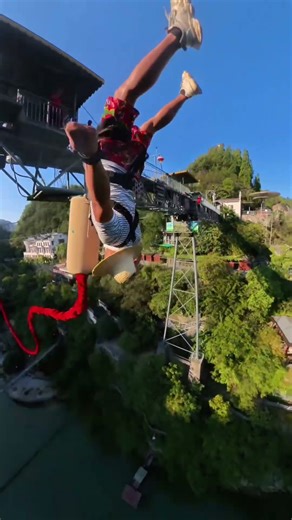 云在脚下散开，风替我喊出名字。这5秒的自由落体，够我用一辈子回忆——原来最刺激的，不是高度，是‘我终于做了’的勇气。#三峡蹦极#蹦极小黑