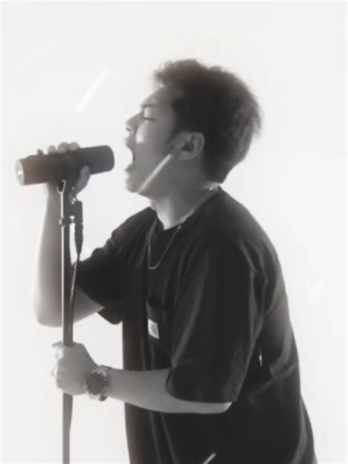 I'll find metal bands with under 10k followers so you don't have to 🖤 band: @End These Days (feat. Yang Jin Hyn) song: Vein End These Days is a metalcore/hardcore band from Busan, South Korea. Their intense, emotional style should not leave anyone cold. I would love to see them on tour for example with @Knocked Loose. Forget K-pop, here comes K-metal! Check them out! 🤘 #metal #metalcore #hardcore #modernmetal #newmusic