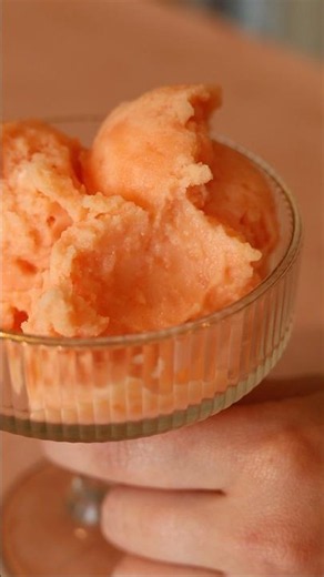 Dit 2-ingrediënten meloen ijs gaat viraal! Vries de meloen in, vul met slagroom, mixen en klaar!