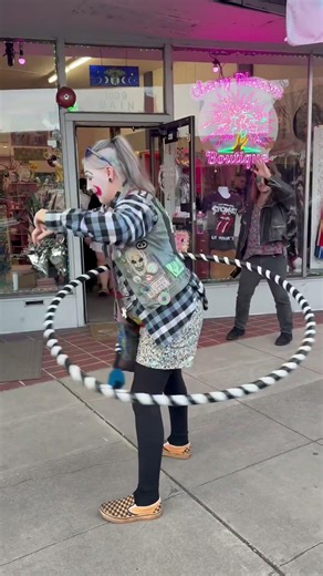Hoola hooping clown out on the streets 🤡