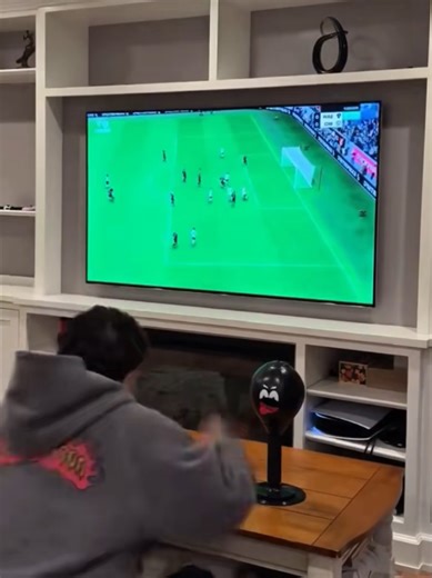 Too much screen time? Too much stress? A few punches on this desktop punching ball helps clear your mind, boost focus, and get back to work refreshed.