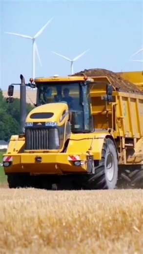 Big Tractor putting animal manure in the field #usatractor #americanfarming