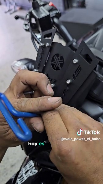 una MT-15 que llevamos al siguiente nivel con una instalación 🔥 full equipada: 🛠️ Instalamos: ✅ Sliders de eje delantero y trasero ✅ Slider de alto impacto ✅ Protectores de líquido de freno (delantero y trasero) ✅ Protector de regulador ✅ Cúpula en acero ✅ Lujos laterales y lujos en toma de aire ✅ Espejos Steel Max con estilo agresivo 🚀 Seguridad, estilo y funcionalidad al máximo nivel. 📍 Visítanos en Medellín – Calle 44 #79-27 📲 Escríbenos por WhatsApp para envíos a todo Colombia: 57 31161