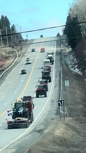 L’agriculture de demain est importante! Pas de nourriture sans agriculteurs! 💪 #agriculture #quebec #canada #agriculturelife #manifestation #tracteur #rimouski #deputemaiteblanchettevezina #fyp #fypシ #viral #solidaire #fermier #farmer