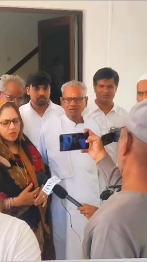 कामां भरतपुर: आज पूर्व मंत्री Zahida Khan Kaman ने पुलिस महानिरीक्षक #IG भरतपुर से मिलकर निर्दोष लोगों को नहीं फसाने की माँग की..!! आईजी भरतपुर ने आश्वासन दिया कि जिन लोगों को गलत तरीके से आरोपी बनाया गया है, उनकी जांच करवाई जाएगी। | ZunaidYouth Icon Kaman