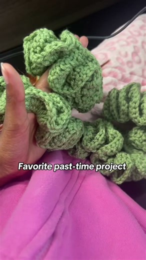 Crochet scrunchies are so easy and fun to make 🤩🤭 #crochet #crochetscrunchies #handmade