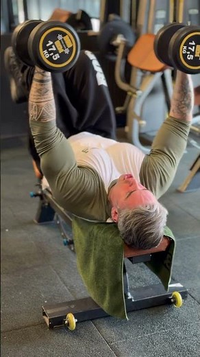 Flat dumbell flyes - Chest Workout