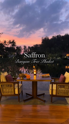 Pauline Varaporn Benjapimarnpong on Instagram: "ตื่นเต้นตั้งแต่ยังไม่เริ่มกิน เพราะตัวร้านตั้งอยู่ติดลากูน่า วิวสวย สงบ บรรยากาศดีมาก ฟีลเหมาะกับมื้อพิเศษ ร้าน Saffron คือห้องอาหารไทยของ @banyantreephuket ที่เพิ่งรีโนเวตใหม่ อาหารที่นี่เป็นอาหารไทยร่วมสมัยที่ยังคงรสชาติไทยแท้ไว้ครบ เชฟมีประสบการณ์มากกว่า 30 ปี หลายเมนูเป็นสูตรครอบครัว นำมาปรับให้ดูทันสมัยขึ้น จัดจานสวยแบบ fine dining แต่กินแล้วรู้สึกคุ้นเคย อบอุ่น และเข้าใจรากเหง้าของอาหารไทยจริงๆ🥰 เริ่มมื้อด้วยจานเรียกน้ำย่อยที่อร่อยตั้งแต่คำแ