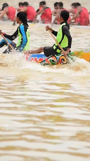 Competing in dancing skills on boats, this is very impressive, these children are very brave and are not afraid of falling into the river #aurafarmingviral #pacujalurindonesia | Robi Ramlis Halmon