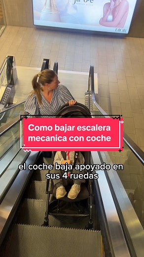A solicitud de muchas, aquí un tutorial rápido de cómo bajar una escalera mecánica con coche. Esto es un tema de seguridad clave porque he visto muchos accidentes en escaleras de personas que caen unos encima de otros porque el coche se engancha, o porque lo cargaron mal y no pudieron bajarse bien o lo suficientemente rápido. #mamasincaos #maternidad #coche #escaleramecanica #madresapoyandomadres