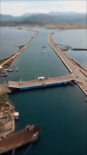 Floating Bridge of Agia Mavra – A moving connection. On the Greek island of Lefkada, this 500-meter pontoon bridge links the island to the mainland. Built in 1986, it floats gently on the lagoon, shifting with tides and winds while allowing boats to pass beneath. 📍Lefkada, Greece 🎥: @left_berries #architecture #engineering #bridge #greece | World architecture inspiration