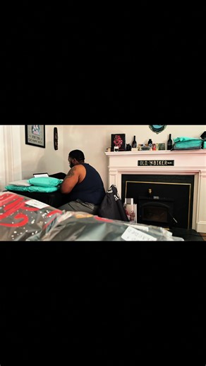 Let’s gooooooooooooooooo yall know what time it is it’s the Gangsta way baby got the bricks in the duffle and sending them thangs through the mail #gso #gsobranded #merch #fyp #ups