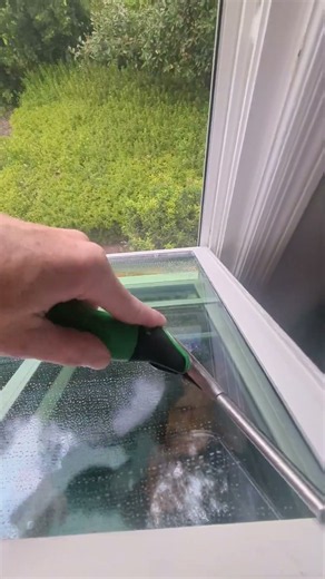 Cleaning tilt in windows #valdostaga #windowcleaning