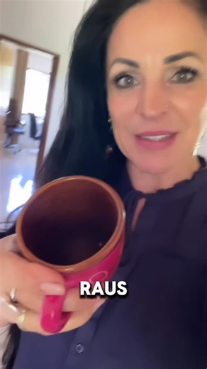 Elmicaella on Instagram: "Es sieht harmlos aus. Pastellfarben, süße Muster, handgemacht, „vintage“, oft sogar als nachhaltig verkauft. Und genau darin liegt das Problem. Ein großer Teil von dekorativem Geschirr – vor allem Keramik, Glasuren, Emaille, handbemalte Teller, Tassen mit Aufdruck, Goldrand oder Craquelé – enthält Blei, Cadmium, Nickel und andere Schwermetalle. Nicht sichtbar. Nicht riechbar. Aber messbar. Diese Metalle sitzen in der Glasur oder den Farben. Und sie lösen sich – besonder