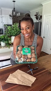 9.9K views · 254 reactions | Are you a mushroom lover? Learn how to prep, store and clean your mushrooms to keep them fresh and flavorful for longer ‍ Keep tuning in for more tips and tricks to extend your produce’s shelf life 綾 #ThatSaladLady #mushroomlover #freshproduce #mushroomtips #healthyeating #mushrooms #kitchenhacks #plantbased #mealprep #healthyliving #foodtips #healthylifestyle #BuildYourBowl | That Salad Lady | Facebook