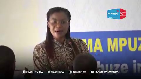 Minisitiri muri Perezidansi Uwizeye Judith akaba n'imboni y'akarere ka Gakenke yacyashye bamwe mu bakozi b'akarere bazitira abaje gushora imari muri ako karere ababwira ko ukora ibyo batari kumwe , ibi yabigarutseho mu nama mpuzabikorwa ku iterambere rya @GakenkeDistrict , ifite insanganyamatsiko igira iti "Duhuze Imbaraga, Twubake Umuturage wa Gakenke Ushoboye". #Rwanda#flashnews #Amakuru #Flashfm