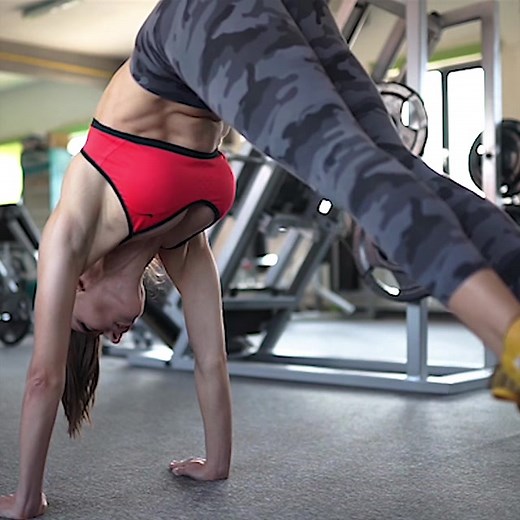 Tip: Form vs function, truth is it all goes down to active range of motion strenght.Engage the whole core not just parts of it.Progress. #gymtok #absworkout #glutes #workouttiktok #fittok