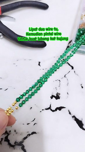 17 comments | Antara tutorial bracelet/bangle paling senang. Kita panggil dia twisted emerald bracelet.  #crystalbracelet #crystaljewelry | N Aida Jahari | Facebook
