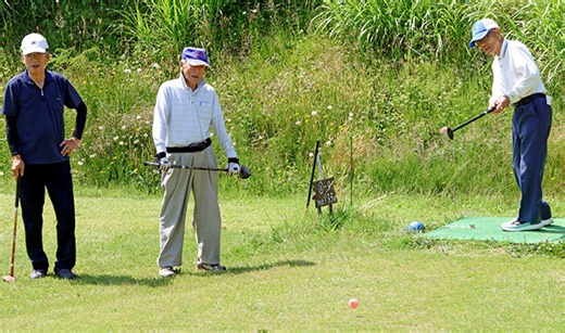 声かけ合い、プレー楽しむ 酒田老人クラブ連合会のパークゴルフ大会
